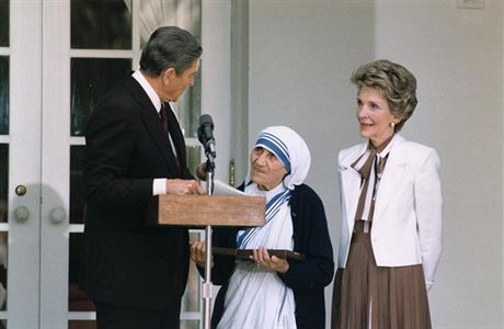 Matka Tereza (uprosted) s bvalm prezidentem USA Ronaldem Reaganem a jeho...