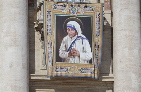Tapiserie Matky Terezy na Baziice Svatého Petra a v pravém dolním rohu pape...