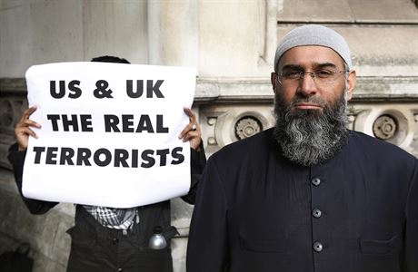 Anjem Choudary bhem protestu proti Velké Británii a USA v roce 2012.