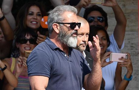 Reisr a herec Mel Gibson arrives pijel na pl Lido prezentovat svj film.