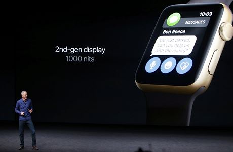 Jeff Williams popisuje Apple Watch Series 2 na konferenci v San Franciscu.