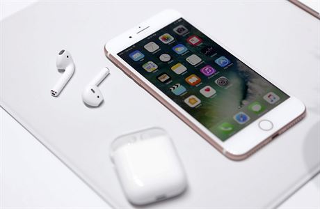 Mení model iPhone 7 je jet k mání, vyprodaný je jen v uhlov erné barv.