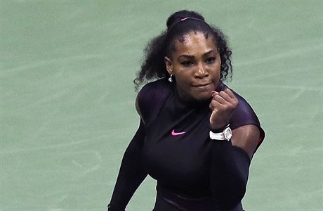 Serena Williamsová pi zápase s Rumunkou Simonou Halepovou.