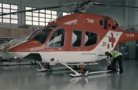 Záchranáský dvoumotorový vrtulník.