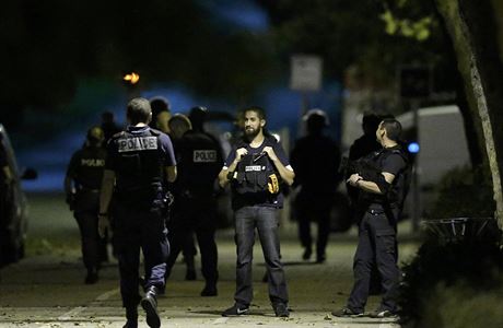 Francouzsk policie pi zsahu. (Ilustran foto)