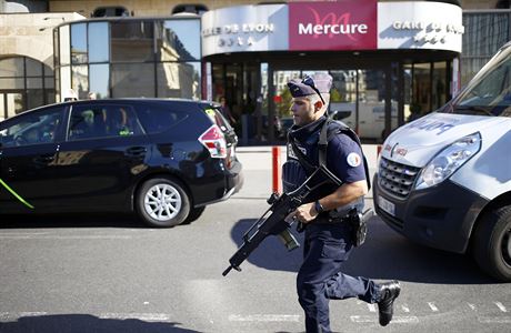 Policie zasahuje u nádraí v Lyonu.