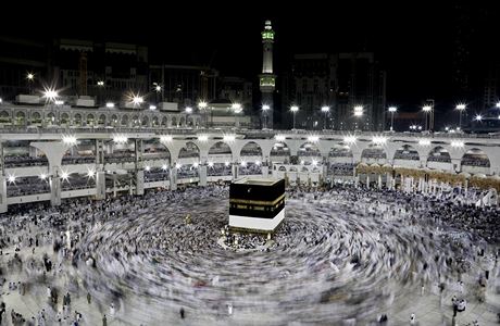 Muslimtí poutníci krouí kolem posvátné svatyn Kaaba ve Velké meit v Mekce.