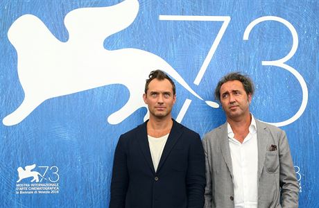 Reisér Paolo Sorrentino (vpravo) a herec Jude Law pedstavili televizní seriál...