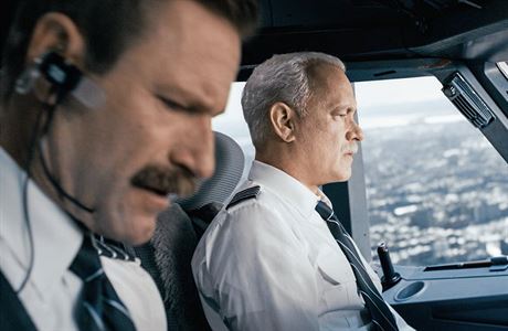 Letit, nebo eka? Sully (Tom Hanks, vpravo) má tkou volbu.