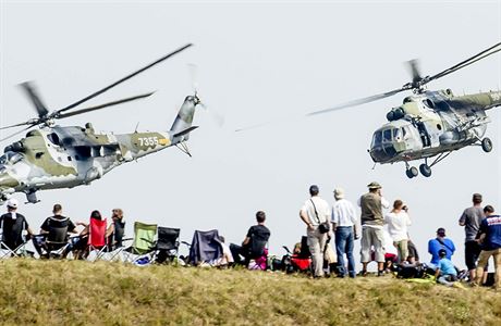 Na pehlídce se pedstavily také vrtulníky  Mi-171 a Mi-24