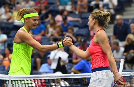 Lucie afov a Simona Halepov po vzjemnm kln na US Open.
