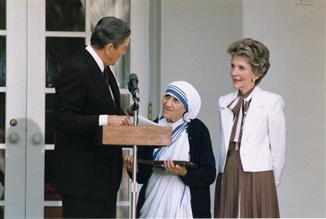 Matka Tereza (uprosted) s bývalým prezidentem USA Ronaldem Reaganem a jeho...