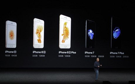Phil Schiller mluví o edici iPhone.