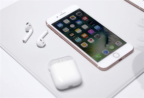 Mení model iPhone 7 je jet k mání, vyprodaný je jen v uhlov erné barv.