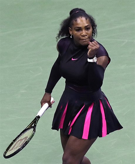 Serena Williamsová při zápase s Rumunkou Simonou Halepovou.