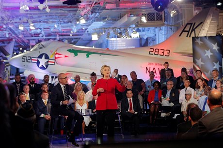 Hillary Clintonová na fóru o národní bezpenosti.
