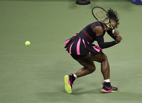 Serena Williamsová na US Open proti Karolín Plíkové.