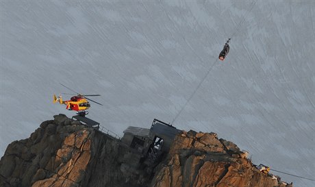 Na francouzské stran Mont Blanc se porouchala lanovka.