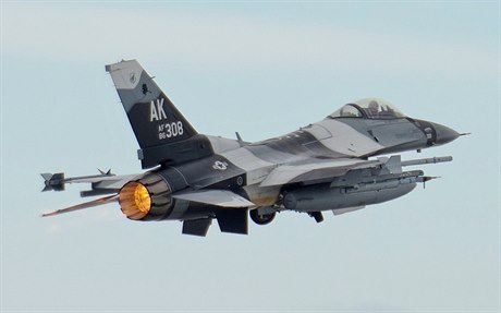 Stíhaka F-16 Fighting Falcon.