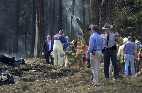 Záchranáí v troskách letu 93 u Shanskville v Pennsylvánii.