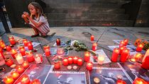 Lidé zapalují svíčky za gymnastku Věru Čáslavskou na Václavském náměstí