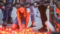 Lidé zapalují svíčky za gymnastku Věru Čáslavskou na Václavském náměstí