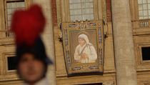 Tapiserie Matky Terezy vis na Bazilice Svatho Petra.