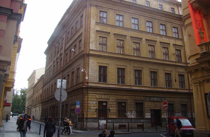 P�tipodla�ní rohový d�m byl v minulosti divadlem, slou�il i jako kancel�ská a...