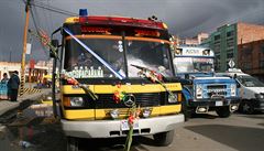 Posvcený autobus odjídí smr jezero Titicaca