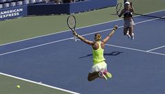Lucie Šafářová a Bethanie Matteková-Sandsová slaví postup do finále US Open.