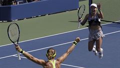 Lucie afáová a Bethanie Matteková-Sandsová slaví postup do finále US Open.