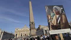 Jeptika drí fotku Matky Terezy.