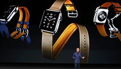 Jeff Williams hovoí o Apple Watch Series 2 v San Franciscu.