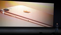 Viceprezident sv�tového marketingu Phil Schiller p�edná�í o vlastnostech nového...