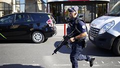 Policista zasahuje na nádraí v Lyonu.