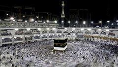 Muslimští poutníci krouží kolem posvátné svatyně Kaaba ve Velké mešitě v Mekce. | na serveru Lidovky.cz | aktuální zprávy