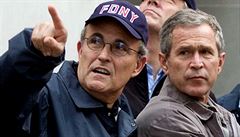 Starosta New Yorku Rudy Giuliani a prezident George Bush (vpravo).