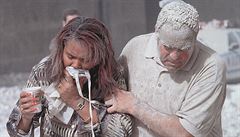Lidé pokrytí prachem po pádu World Trade Center.