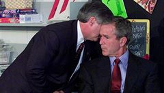 Šéf štábu Bílého domu Andrew Card šeptá do ucha George Bushe „Druhý letoun... | na serveru Lidovky.cz | aktuální zprávy