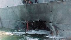 Otvor po výbuchu dvou sebevraedných terorist u USS Cole.