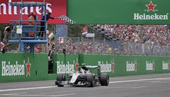 Rosberg (vlevo) a Hamilton.