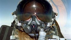 Heather Penneyová v kokpitu F-16.