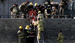 Afghántí záchranái a hasii vynáejí zranného po výbuchu v Kábulu.