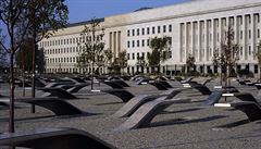 Pomník ped budovou Pentagonu, který pipomíná obti teroristických útok z 11....