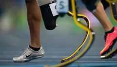 Atleti soutí na paralympiád v Riu v bhu na 100 metr v katgeorii T44....