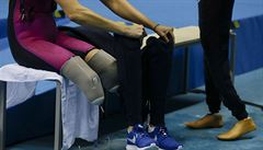 Americká plavkyn Jessica Long si po závod nandává protézy dolních konetin.