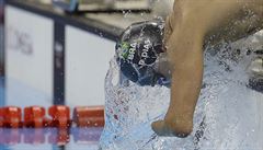 Brazislký plavec Daniel Dias vyfocen pi startu závodu na 200 metr volným...