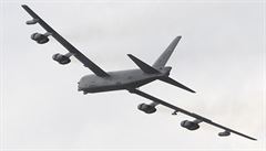 Strategický bombardér B-52 p�istál na leti�ti Mo�nov, kde se zú�astní víkendové...