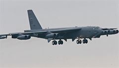 Pistání strategického bombardéru B-52 na letiti Ostrava Monov v roce 2010.