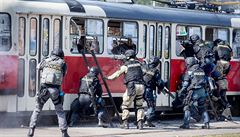 CORTÉS: Teroristi v tramvaji? Policie sehrála habaďůru